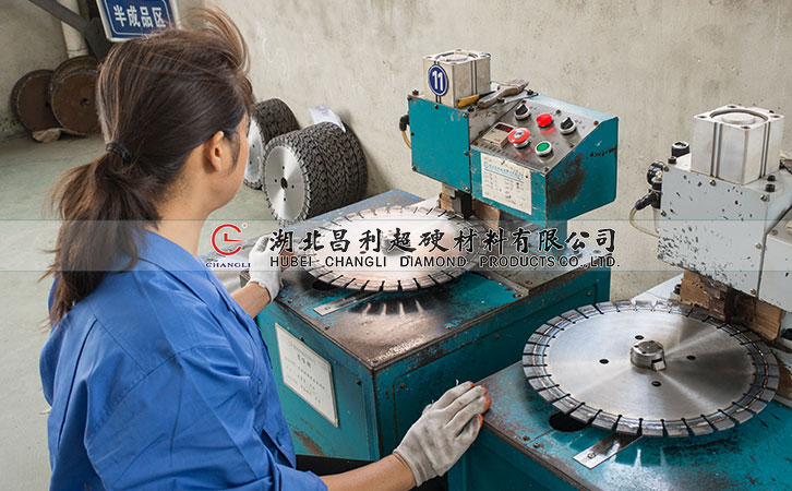 誰都想選擇質(zhì)量穩(wěn)定生產(chǎn)技術(shù)先進(jìn)的花崗巖鋸片,你是怎么選的？